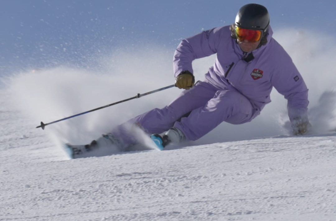 Skilehrer in blauer Jacke unterrichtet Kinder im Schnee, Skischule Kaprun, Wintersport