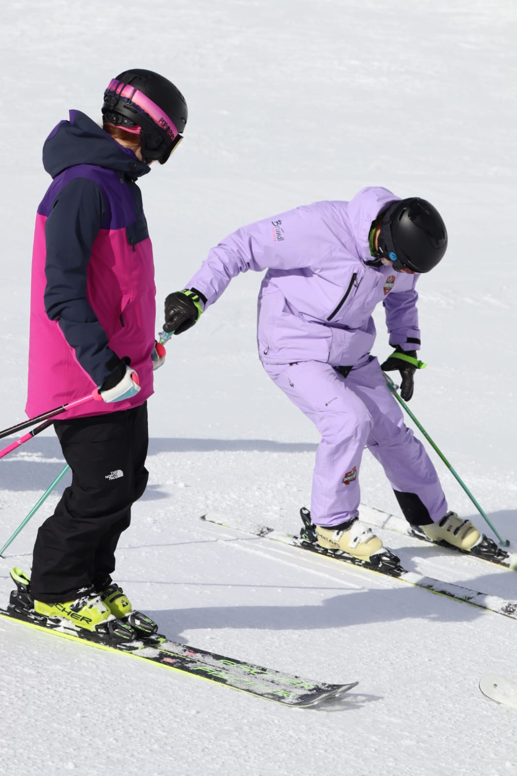 Skilehrer in lila Jacke mit Helm und Brille im Skigebiet Kaprun Wintersport Kaprun