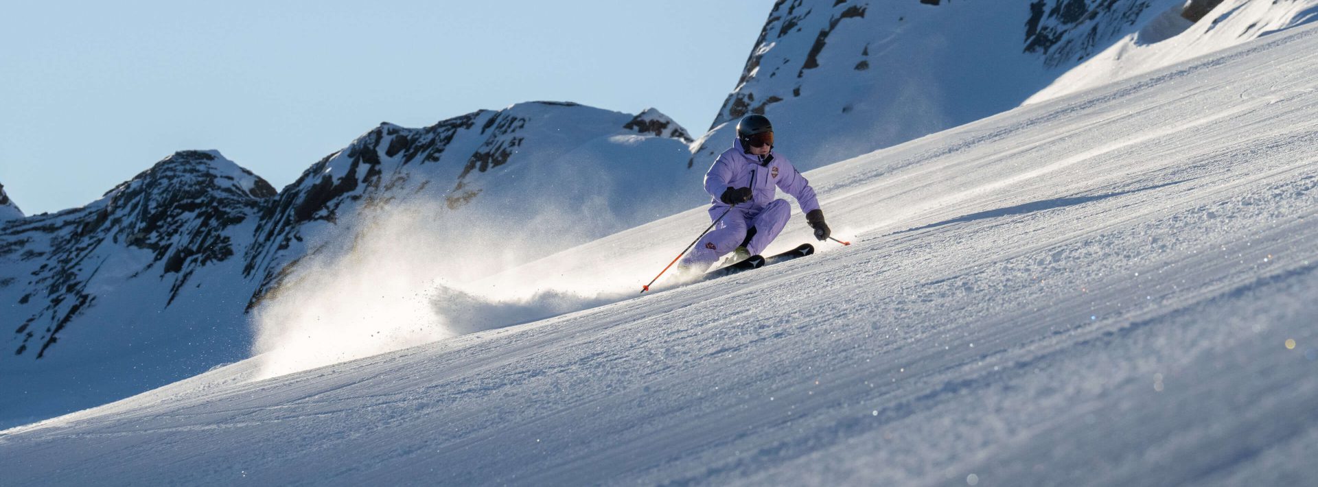 Zwei Skilehrer in blauen Jacken unterrichten Kinder im Schnee, Skischule Kaprun, Wintersport