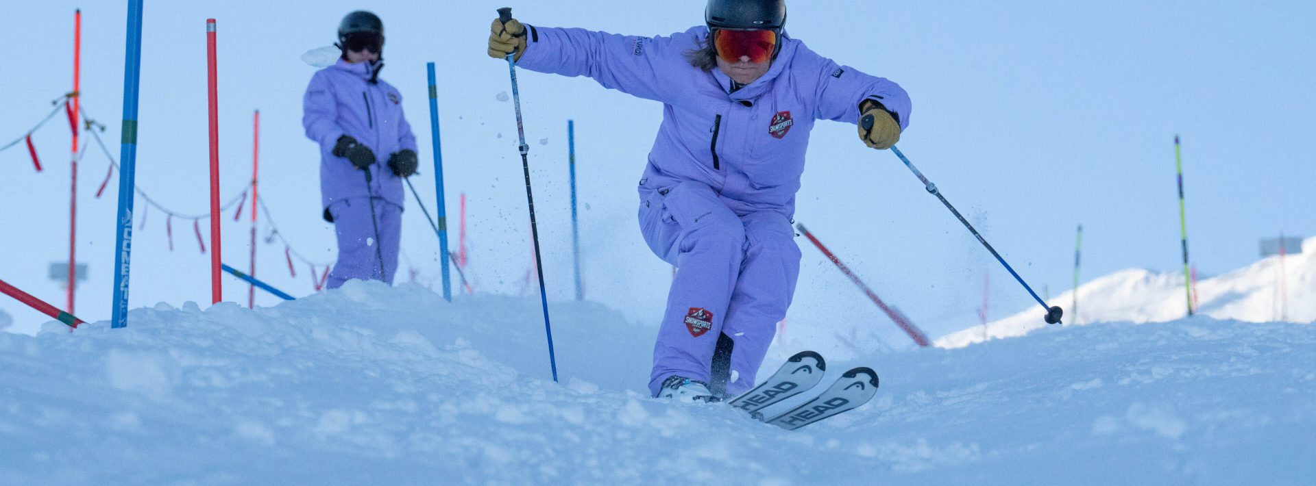 Skifahrer fährt dynamisch um Slalomstange bei Skiunterricht in Kaprun Wintersportregion