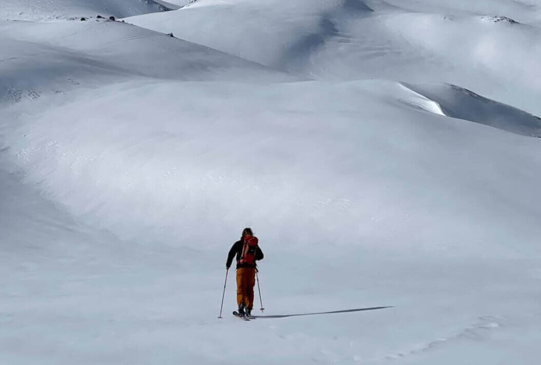 Skifahrer wandert durch schneebedeckte Landschaft in Kaprun, Österreich.