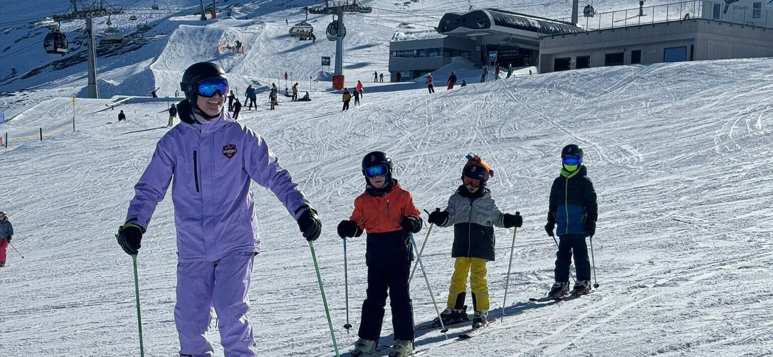 Zwei Skilehrer unterrichten Kinder im Schnee, privater Skiunterricht Kaprun, individuelle Betreuung
