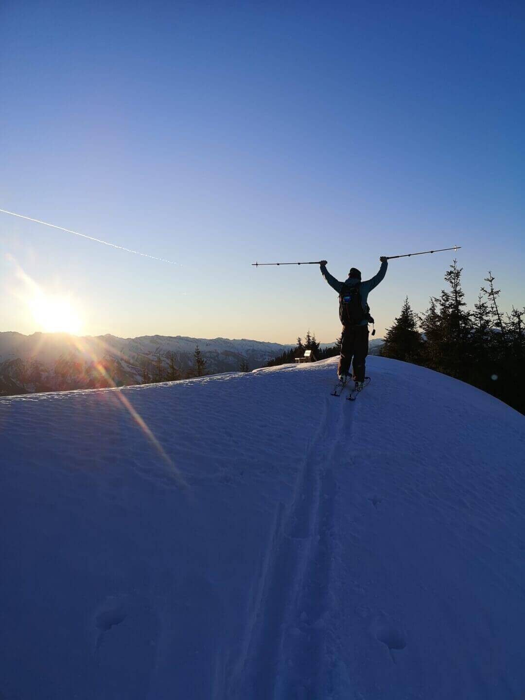 Skilehrer in blauer Jacke unterrichtet Kinder im Schnee, Skischule Kaprun, skiunterricht