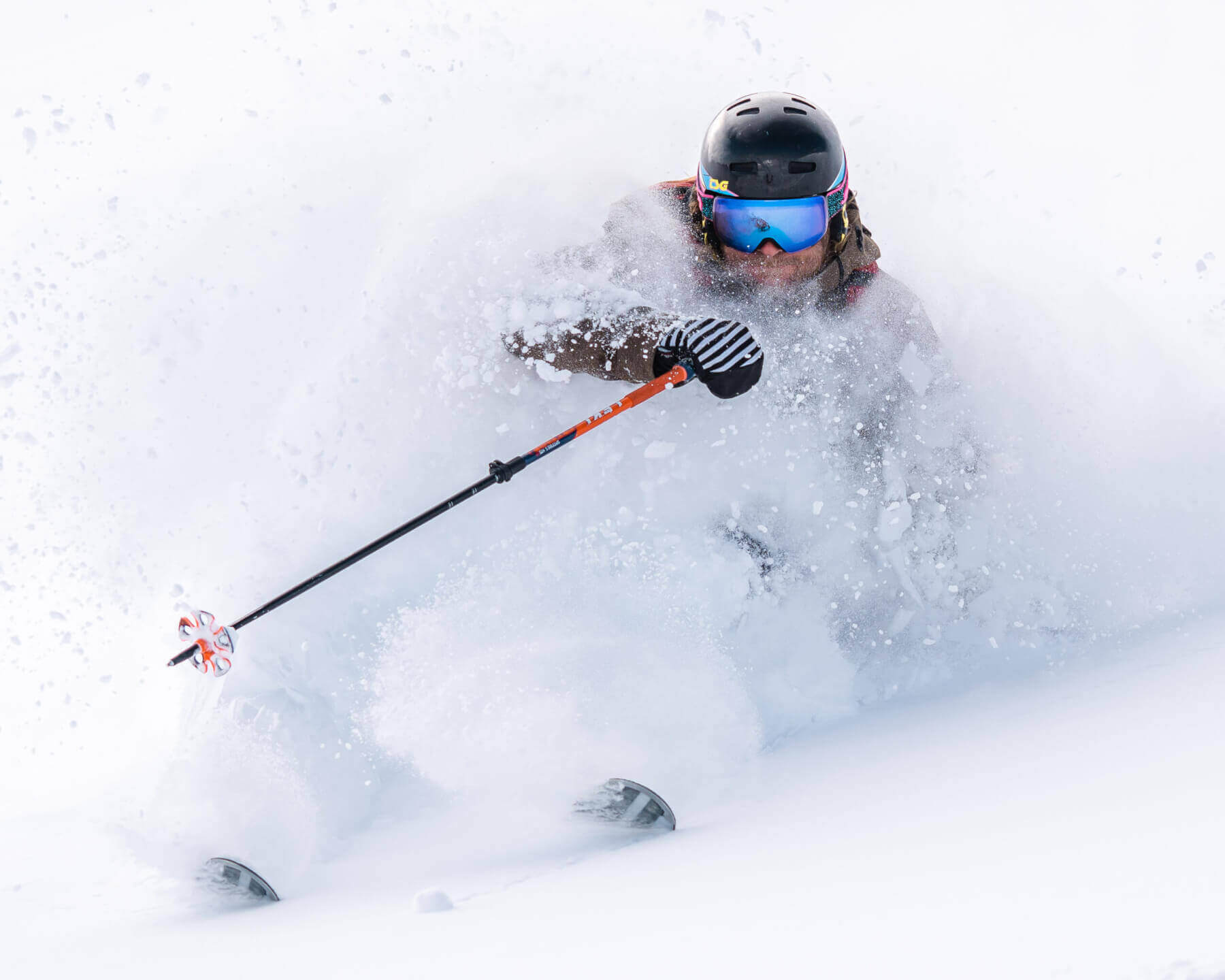 Ski Fahrer meistert Pulverschnee mit Schwung und präziser Technik in Kaprun.