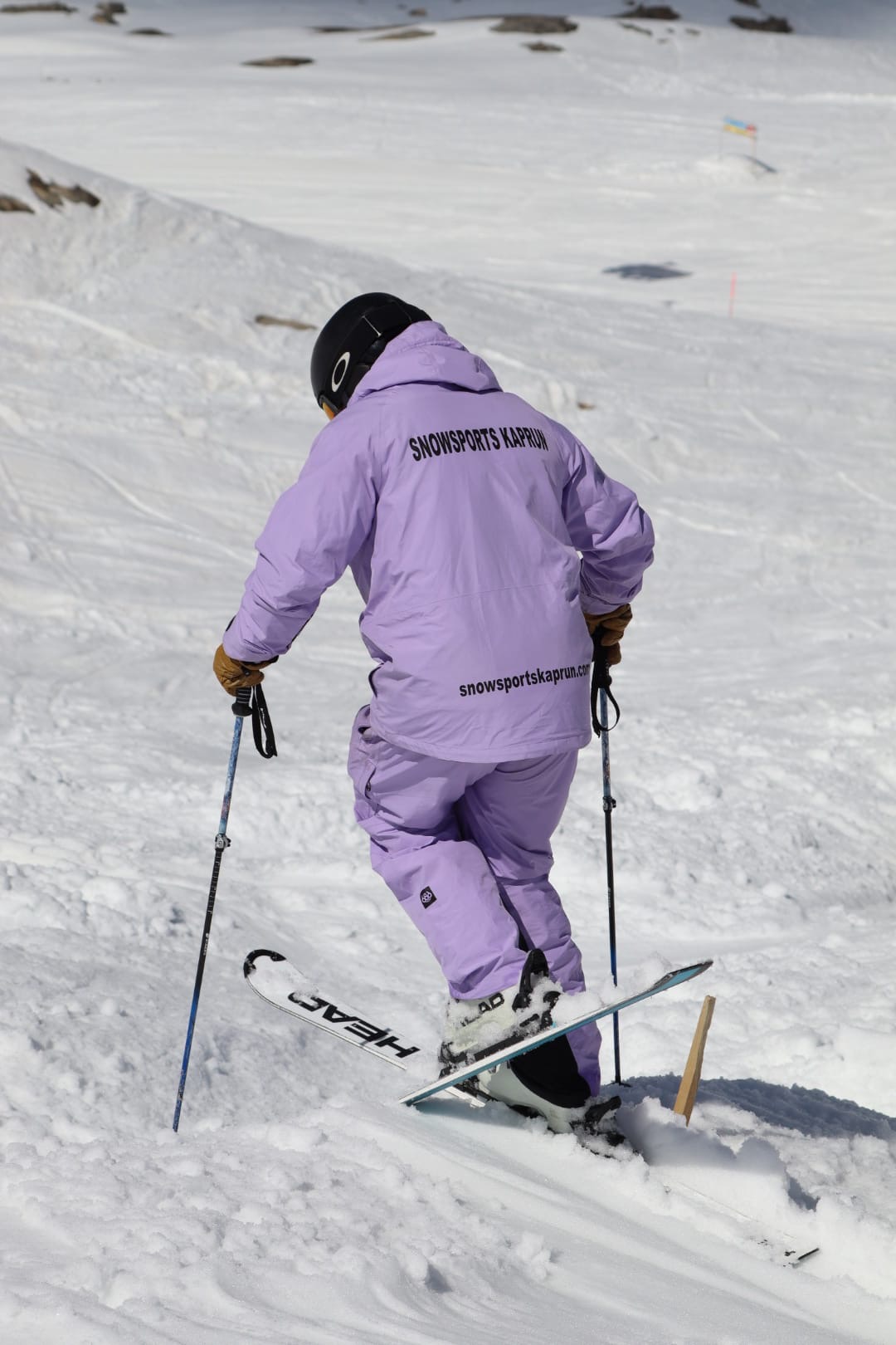 Drei Skilehrer in blauen Jacken unterrichten Kinder im Schnee, Skischule Kaprun, Wintersport